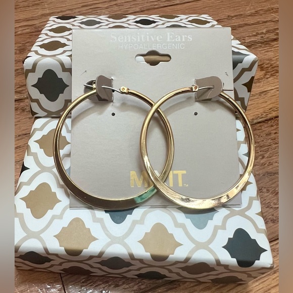 Hoop Earrings Gold NWT - Picture 4 of 6